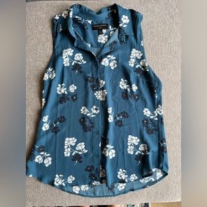 BR collared sleeveless button-down blouse with floral print - size SP